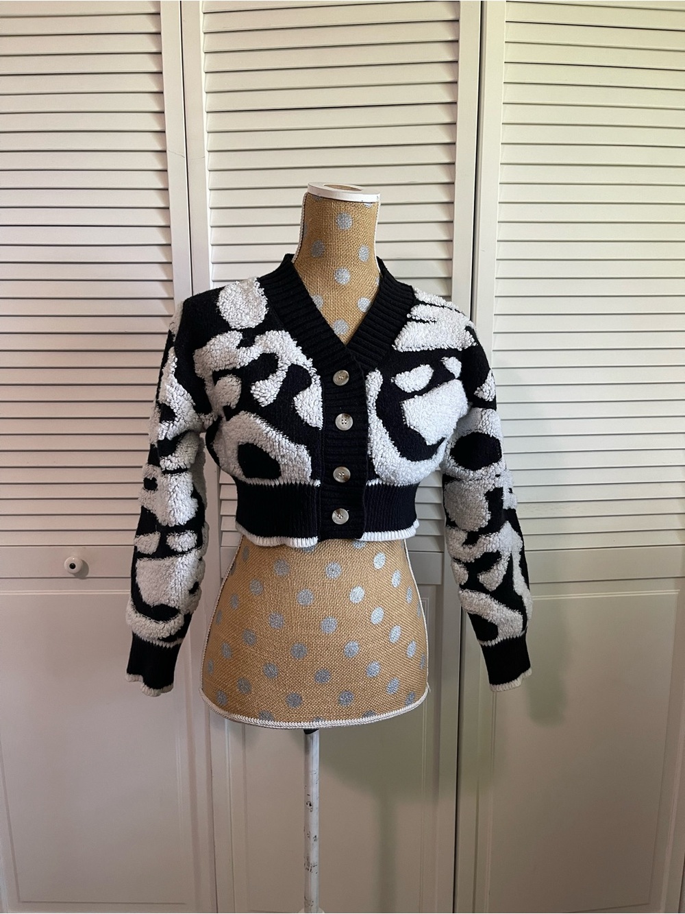 Daisy Crop button down long sleeve sweater, black and white size small